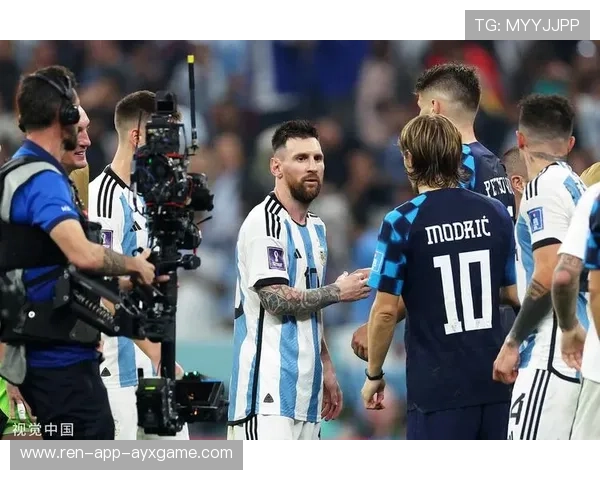 决赛结束瞬间，梅西好友难忍情绪泪洒边线